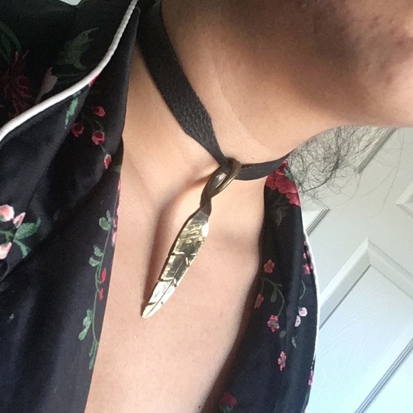 Leather Choker with Brass Feather Decadent - Picture 2 of 3
